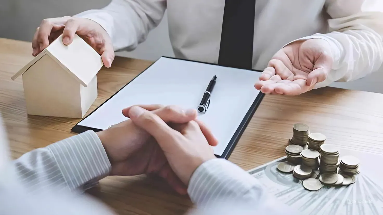 Familia planificando sus metas financieras con Coopecredit